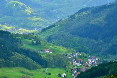 Almanya 'nın Schwarzwald kentindeki dağlarda köyleri ve evleri bulunan Avrupa manzara vadisi