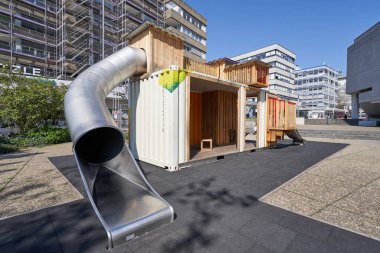 Pforzheim, Almanya - 18 Nisan 2019: Avrupa 'nın merkezindeki Pforzheim şehrindeki bir kargo konteynerinden oyun alanı. Çocuklar için bir gemi konteynırından slaytlarla dolu oyun evi