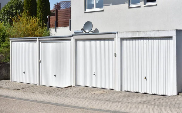 Una Fila Cuatro Puertas Automáticas Blancas Garaje Una Ciudad Europea — Foto de Stock