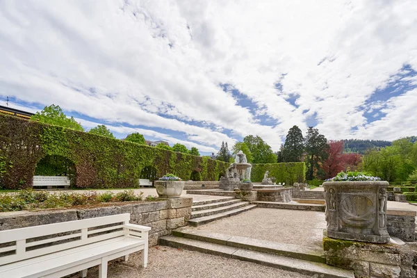 Parque Público Una Ciudad Europea Con Una Fuente Antigua Arbustos —  Fotos de Stock