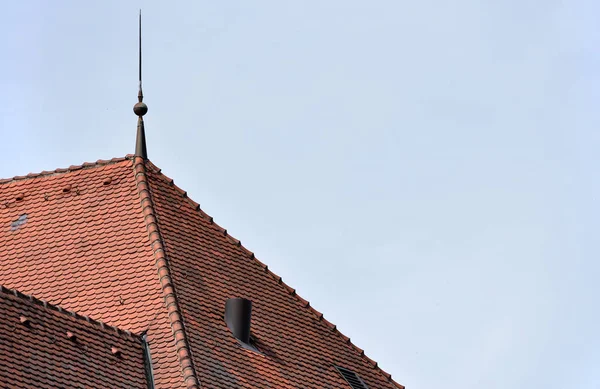 Taket Huset Med Gamla Kakel Bakgrund Blå Himmel — Stockfoto