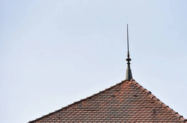 Taket Huset Med Gamla Kakel Bakgrund Blå Himmel — Stockfoto