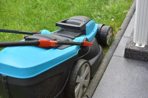 Elektrisk Gräsklippare Klipper Gräsmattan Nära Kanten Och Betongtrottoaren — Stockfoto