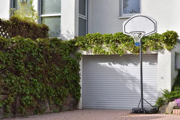 Canestro Basket Installato Accanto Garage Una Casa Privata — Foto Stock