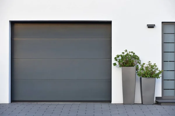 Moderno Garage Grigio Accanto Alla Casa Stile Scandinavo Garage Privato — Foto Stock