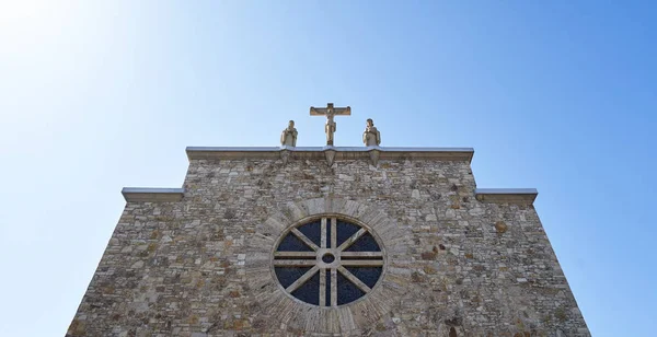 教会の外観青い空を背景に 丸い窓の車輪と十字架につけられたイエスの像を持つイエスの心 テキスト空間で ドイツのプフォルツハイム — ストック写真