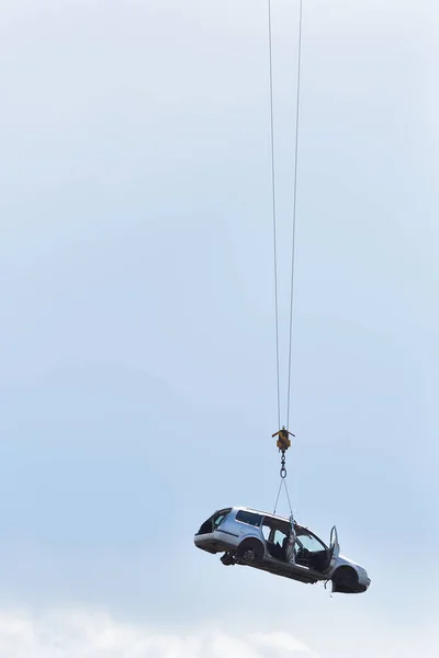 Carro Velho Descartado Sem Rodas Levantado Por Cabos Contra Céu — Fotografia de Stock