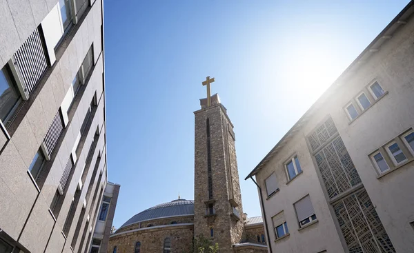 Вежа Хрестом Церкви Серце Ісуса Між Житловими Будинками Європейському Місті — стокове фото