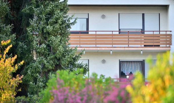 Balcone Legno Edificio Residenziale Una Zona Residenziale — Foto Stock