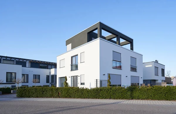 Pforzheim, Almanya - 21 Nisan 2019: Yeni bir alanda geniş pencereli yeni modern küp şekilli ev