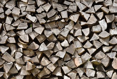 Ateş ya da şömine için kesilmiş odun dokusu. Kerestelerin dokusu yakın çekim