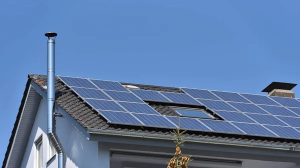 Paneles Solares Instalados Techo Una Casa Con Azulejos Europa Sobre —  Fotos de Stock