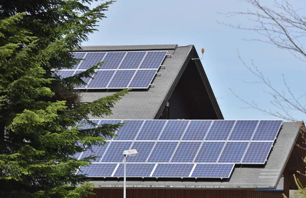 Paneles Solares Instalados Techo Una Casa Con Azulejos Europa Sobre —  Fotos de Stock