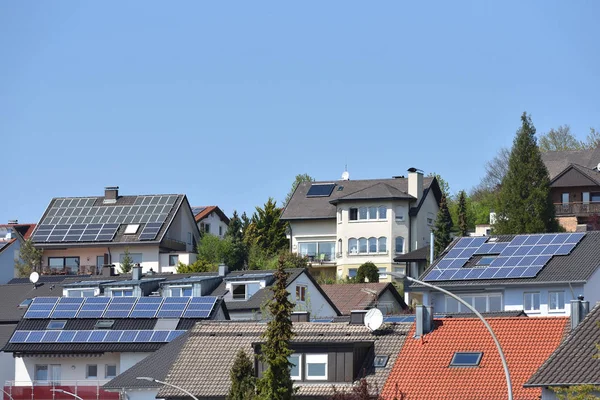 Flera Tak Hus Med Solpaneler Och Blå Himmel Solpaneler Tak — Stockfoto