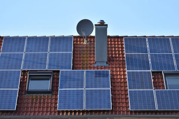 Zonnepanelen Geïnstalleerd Het Dak Van Een Huis Met Tegels Europa — Stockfoto