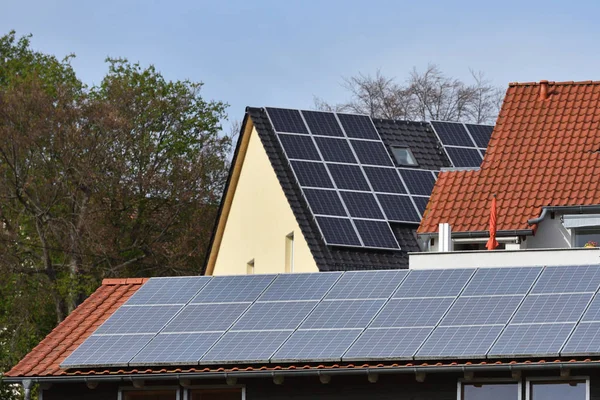 Solpaneler Installerade Taket Till Ett Hus Med Kakel Europa Mot — Stockfoto