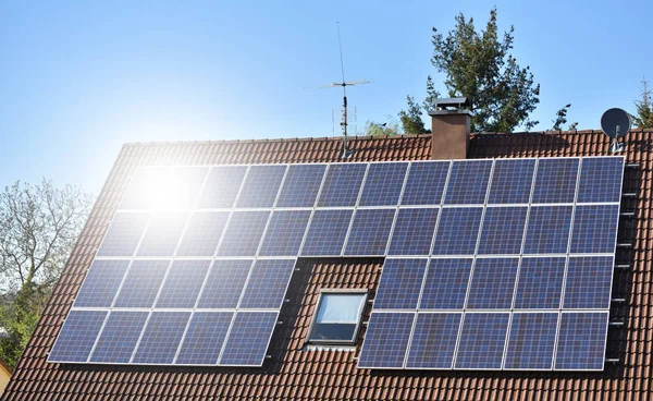 Painéis Solares Instalados Telhado Uma Casa Com Azulejos Europa Contra — Fotografia de Stock