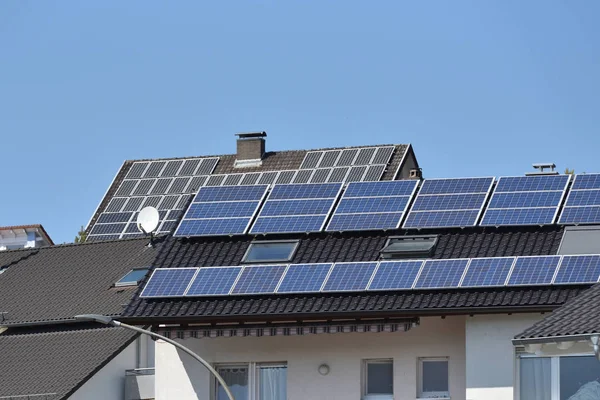 Několik Střech Domů Solárními Panely Modrou Oblohou Solární Panely Střechách — Stock fotografie