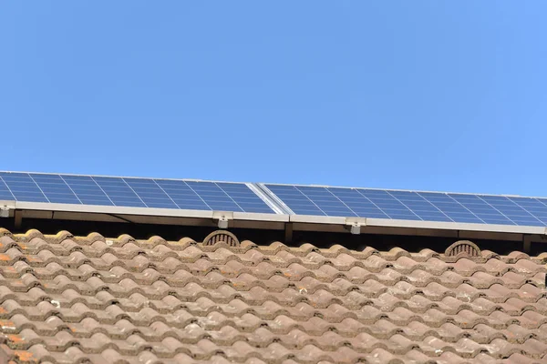 Painéis Solares Instalados Telhado Uma Casa Com Azulejos Europa Contra — Fotografia de Stock