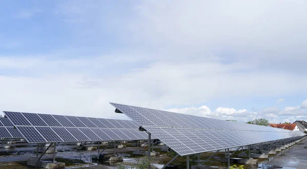 Campo Com Painéis Solares Para Geração Energia — Fotografia de Stock