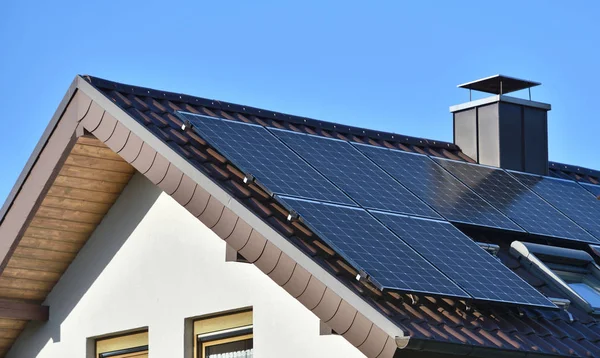 Solpaneler Installerade Taket Till Ett Hus Med Kakel Europa Mot — Stockfoto