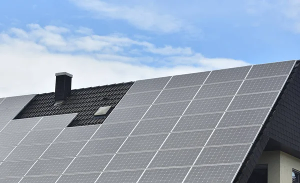 Painéis Solares Instalados Telhado Uma Casa Com Azulejos Europa Contra — Fotografia de Stock