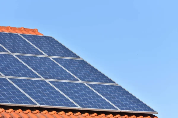 Painéis Solares Instalados Telhado Uma Casa Com Azulejos Europa Contra — Fotografia de Stock