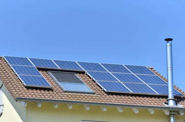 Panele Słoneczne Zainstalowane Dachu Domu Płytkami Europie Tle Błękitnego Nieba — Zdjęcie stockowe