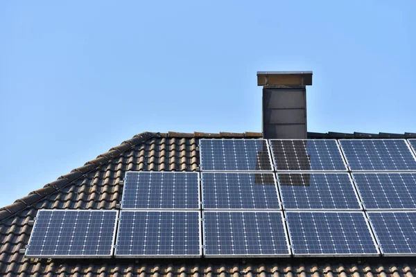 Solární Panely Instalované Střeše Domu Dlaždicemi Evropě Pozadí Modré Oblohy — Stock fotografie