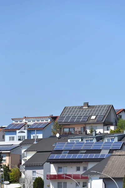 Vários Telhados Casas Com Painéis Solares Céu Azul Painéis Solares — Fotografia de Stock