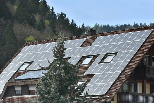 Solární Panely Instalované Střeše Domu Dlaždicemi Evropě Pozadí Modré Oblohy — Stock fotografie