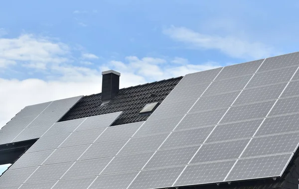 Zonnepanelen Geïnstalleerd Het Dak Van Een Huis Met Tegels Europa — Stockfoto