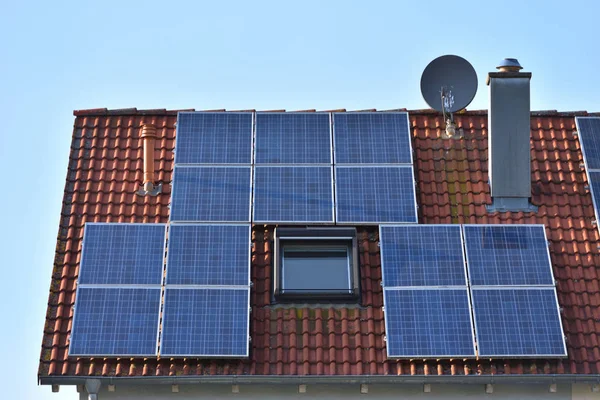 Paneles Solares Instalados Techo Una Casa Con Azulejos Europa Sobre —  Fotos de Stock