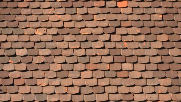 Бурая Глиняная Плитка Шрамами Чипсами Крыше Дома — стоковое фото