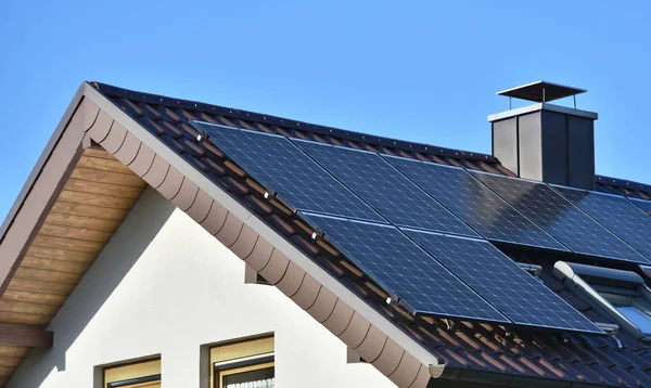 Panele Słoneczne Zainstalowane Dachu Domu Płytkami Europie Tle Błękitnego Nieba Obrazy Stockowe bez tantiem