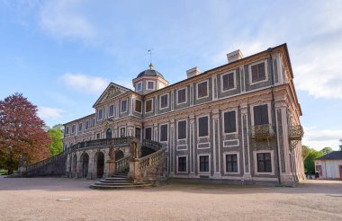 Rastatt, Almanya - 22 Nisan 2019: Güzel bir saray, Rastatt 'ın favorisi ve baharda arka bahçede taş merdivenli faşisti.