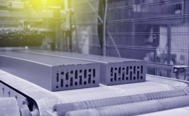 Tuğla yapımı. Tuğla fabrikasındaki taşıma bandında yeni tuğlalar