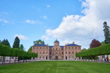 Rastatt, Almanya - 22 Nisan 2019: Güzel Favori Rastatt Şatosu ve baharda ağaçlarla çevrili büyük çimenli avlusu