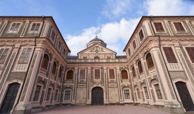Rastatt, Almanya - 22 Nisan 2019: Mavi gökyüzünün arka planında yer alan antik Favorite Rastatt şatosunun güzel yüzü