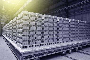 Tuğla fabrikası deposunda tuğla yığılmış.