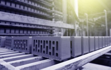 Tuğla yapımı. Tuğla fabrikasındaki taşıma bandında yeni tuğlalar