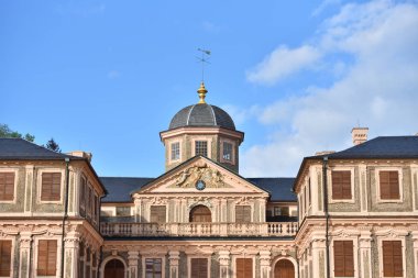 Rastatt, Almanya - 22 Nisan 2019: Mavi gökyüzünün arka planında yer alan antik Favorite Rastatt şatosunun güzel yüzü