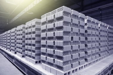 Tuğla fabrikası deposunda tuğla yığılmış.