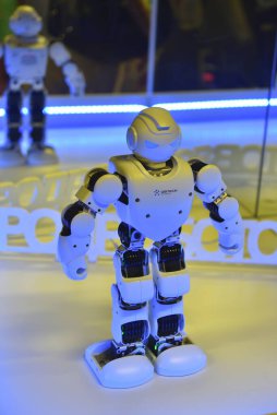 Küçük oyuncak robot dans ediyor ve bir robot sergisinde hareket ediyor. Robot Şehri