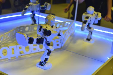 Küçük oyuncak robot dans ediyor ve bir robot sergisinde hareket ediyor. Robot Şehri