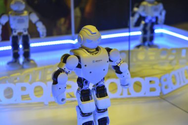 Küçük oyuncak robot dans ediyor ve bir robot sergisinde hareket ediyor. Robot Şehri