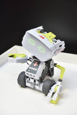 Tekerlekli küçük sevimli robot oyuncak. Robot sergisinde güzel gözleri var. Robot Şehri