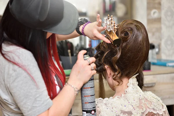 Cabeza Femenina Spray Capilar Chica Peluquera Aplica Spray Para Cabello —  Fotos de Stock