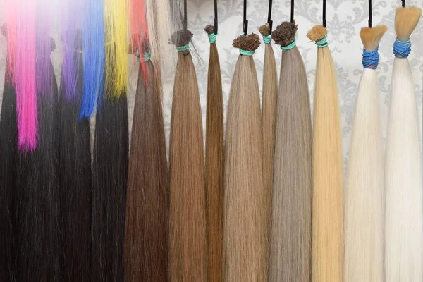 Волосся Різних Кольорів Продовження Зависають Підставці Салоні Краси — стокове фото