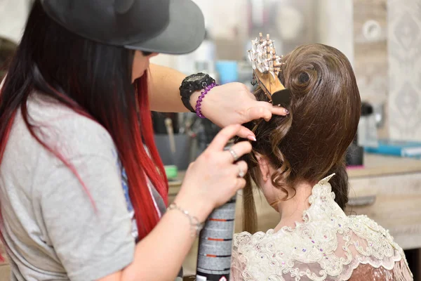 Vrouwelijke Hoofd Haar Spray Het Meisje Kapper Brengt Haarlak Bij — Stockfoto